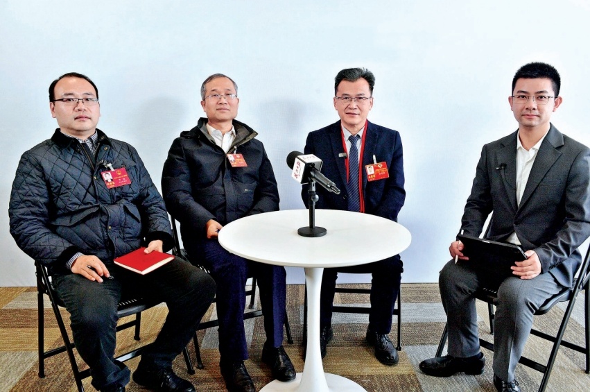 1月29日,长江日报记者邀请省人大代表邓培(左一),省政协委员冯育强(左二)、孙先明 (右二)就加快科技成果转化进行访谈。长江日报记者李永刚 摄